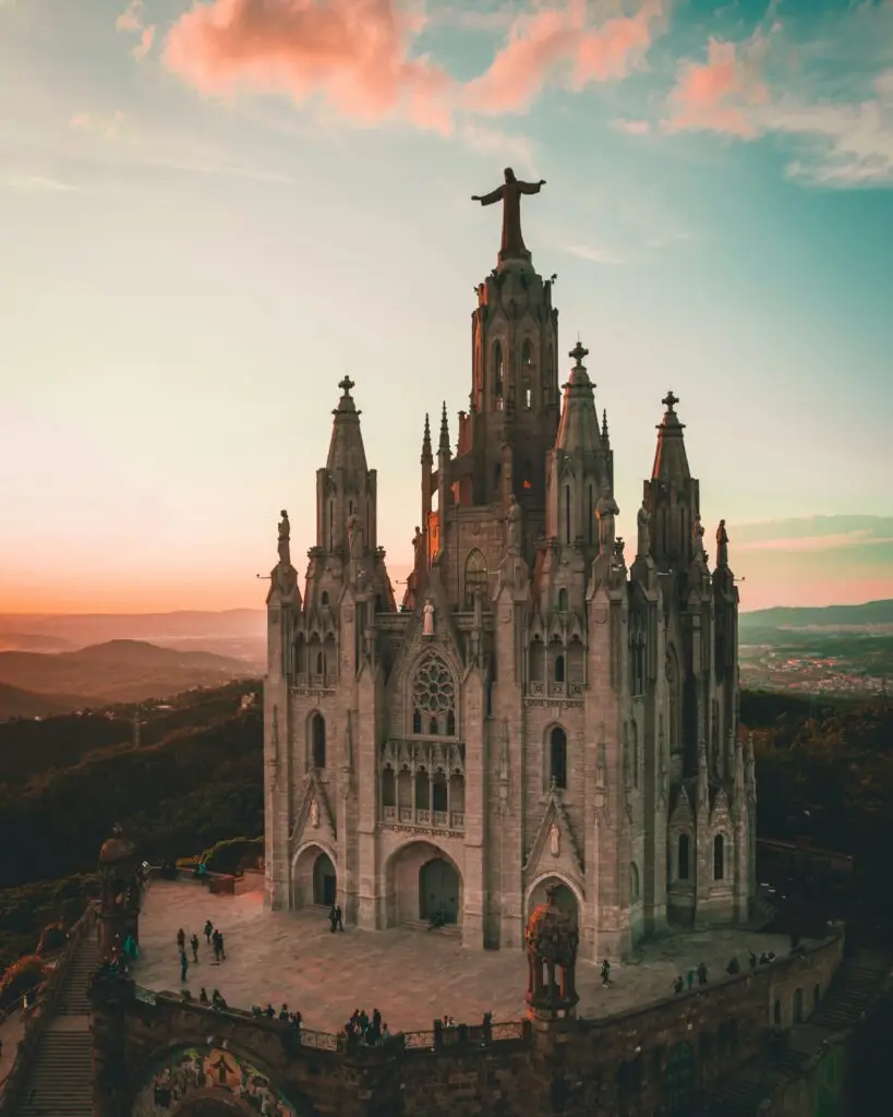 Must Visit : Barcelona Must Visit : Barcelona